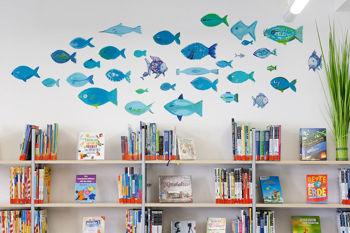 Foto Kinderbuchregale und Wandbemalung Fische