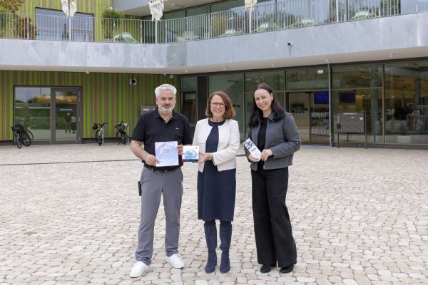Fotografie: Oberbürgermeisterin Gertrud Maltz-Schwarzfischer und Katrin Limmer bei der Übergabe der Plakette an Daniel Röder, Betriebsstättenleiter Sportpark Ost
