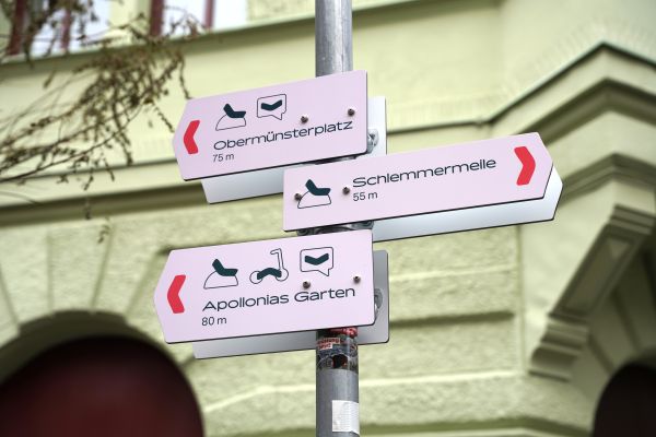 Auch an der Ecke zur Malergasse finden sich neue Hinweisschilder 