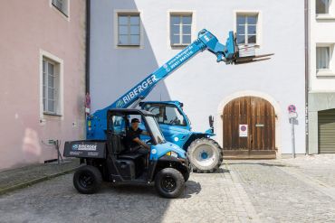 Fotografie: Zwei Männer sitzen in Maschinen.