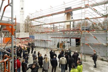 Fotografie: Blick auf den Rohbau und die Gäste des Richtfests