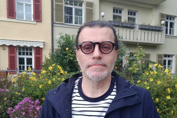 Die Fotografie  zeigt ein Porträt des Künstlers