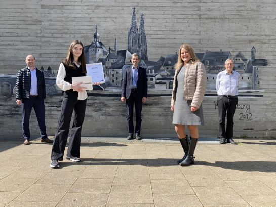 Fotografie – Teilnehmer*innen an der Preisverleihung mit Abstand während der Corona - Pandemie