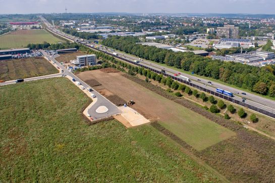 Aus der Luft ist die Dimension des Neubaus an der Autobahn erkennbar 