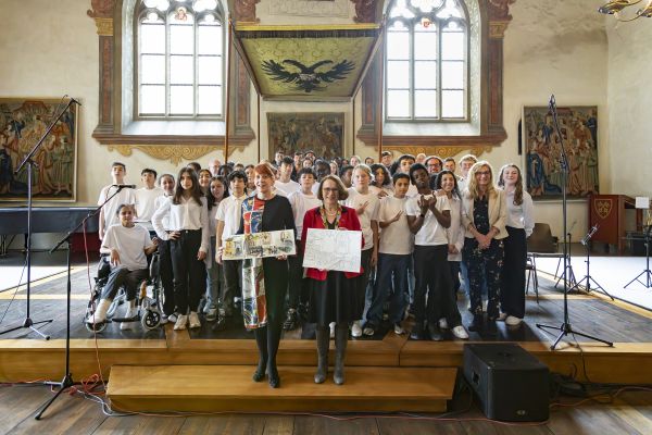 Fotografie: Oberbürgermeisterin Gertrud Maltz-Schwarzfischer (r.) und Isabelle Lavest, stellvertretende Bürgermeisterin für Kultur in Clermont-Ferrand mit den am Konzert beteiligten Musikerinnen und Musikern