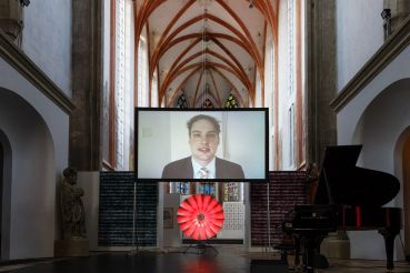 Fotografie - Verleihung des Hochschulpreises 2016 an Dr. Alexander Probst - Einspielung Video von Dr. Alexander Probst, der zur Preisverleihung in den USA war