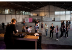 Fotografie – ein DJ legte in einer Halle der PLK auf (C) Simon Gehr