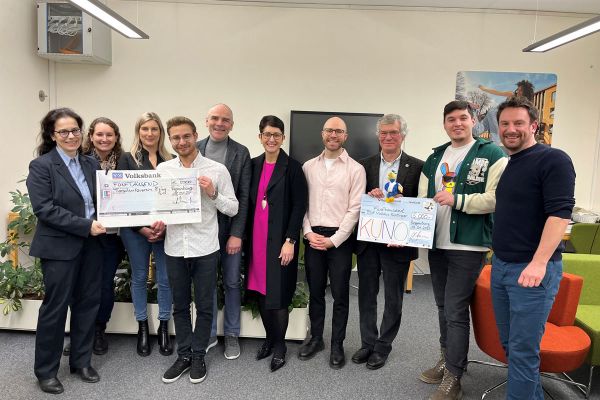 Fotografie: Die SMV des BSZ Matthäus Runtinger bei der Spendenübergabe an Ariane Weckerle (vorne links) vom
Tierschutzverein Regensburg, Schulleiter Manfred Soderer (5. v. li.), Bildungsreferentin Dr. Sabine Kellner-Mayrhofer (6. v. li.), Prof. Dr. Hugo Segerer von KUNO (3. v. re.), der SMV und Verbindungslehrkräften