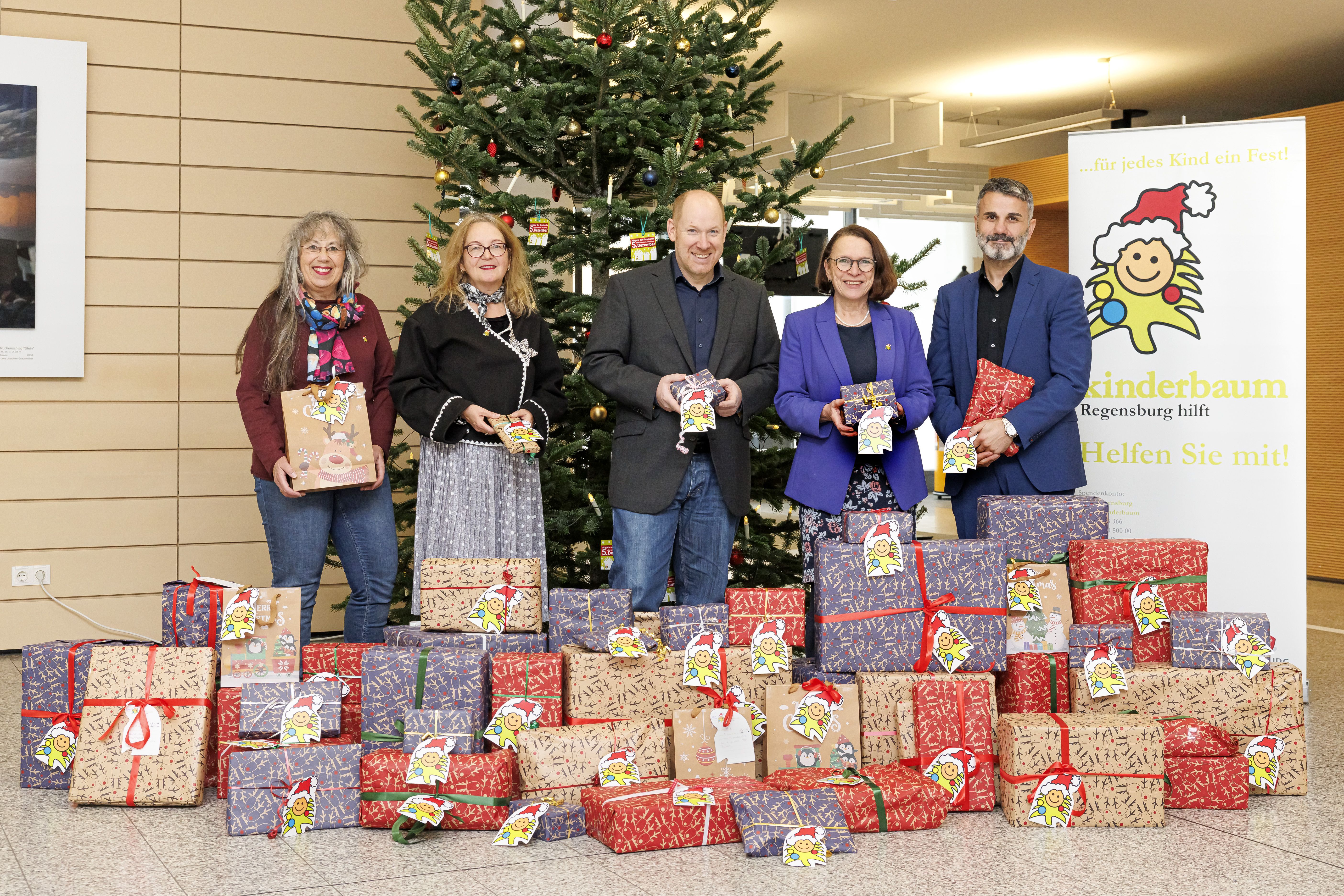 Foto, Fa. ChemNex übergibt 50 Geschenke an Oberbürgermeisterin.