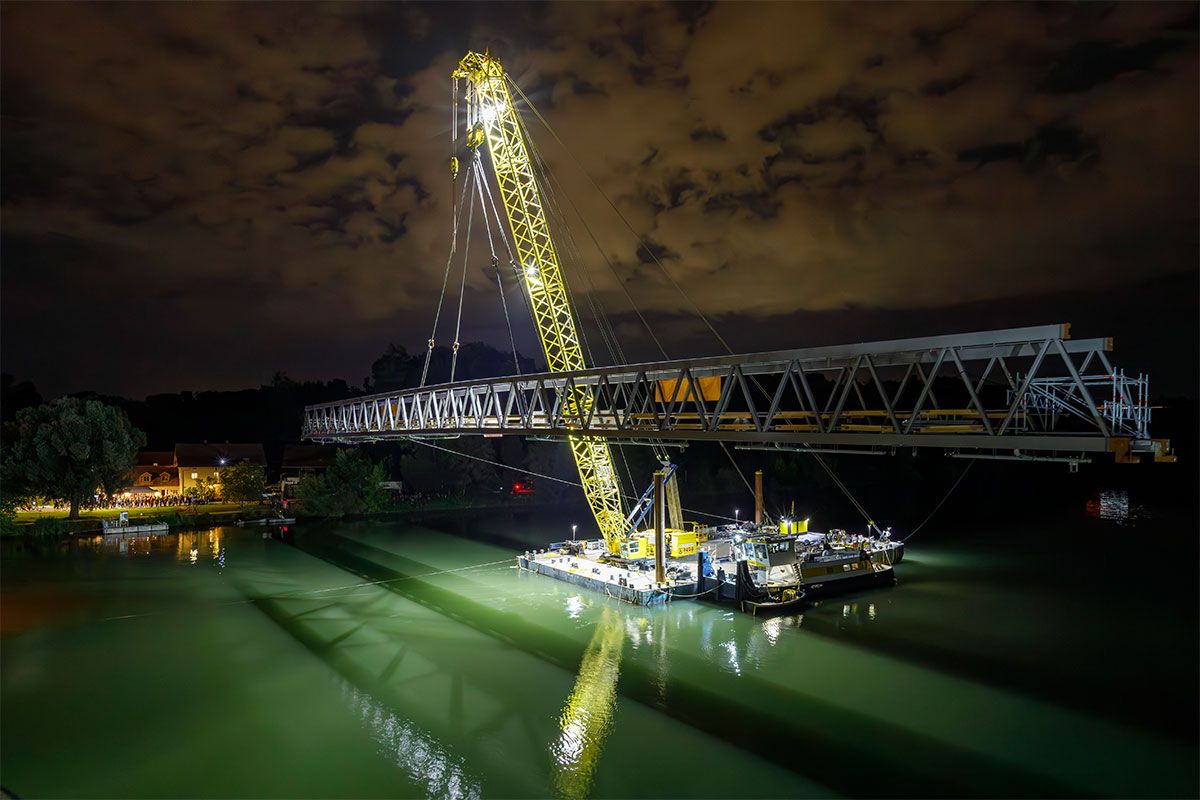 Fotografie - Einhub der Brückenteile (in einer Nachtaktion) mittels Schwimmkran an der Sinzinger Geh- und Radwegbrücke