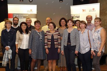 Mitglieder des Integrationsbeirats mit Bürgermeisterin Gertrud Maltz-Schwarzfischer (vordere Reihe Mitte) (C) Bilddokumentation Stadt Regensburg Mitglieder des Integrationsbeirats