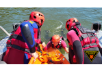 Ein Kollege wird aus dem Wasser gezogen © BFR