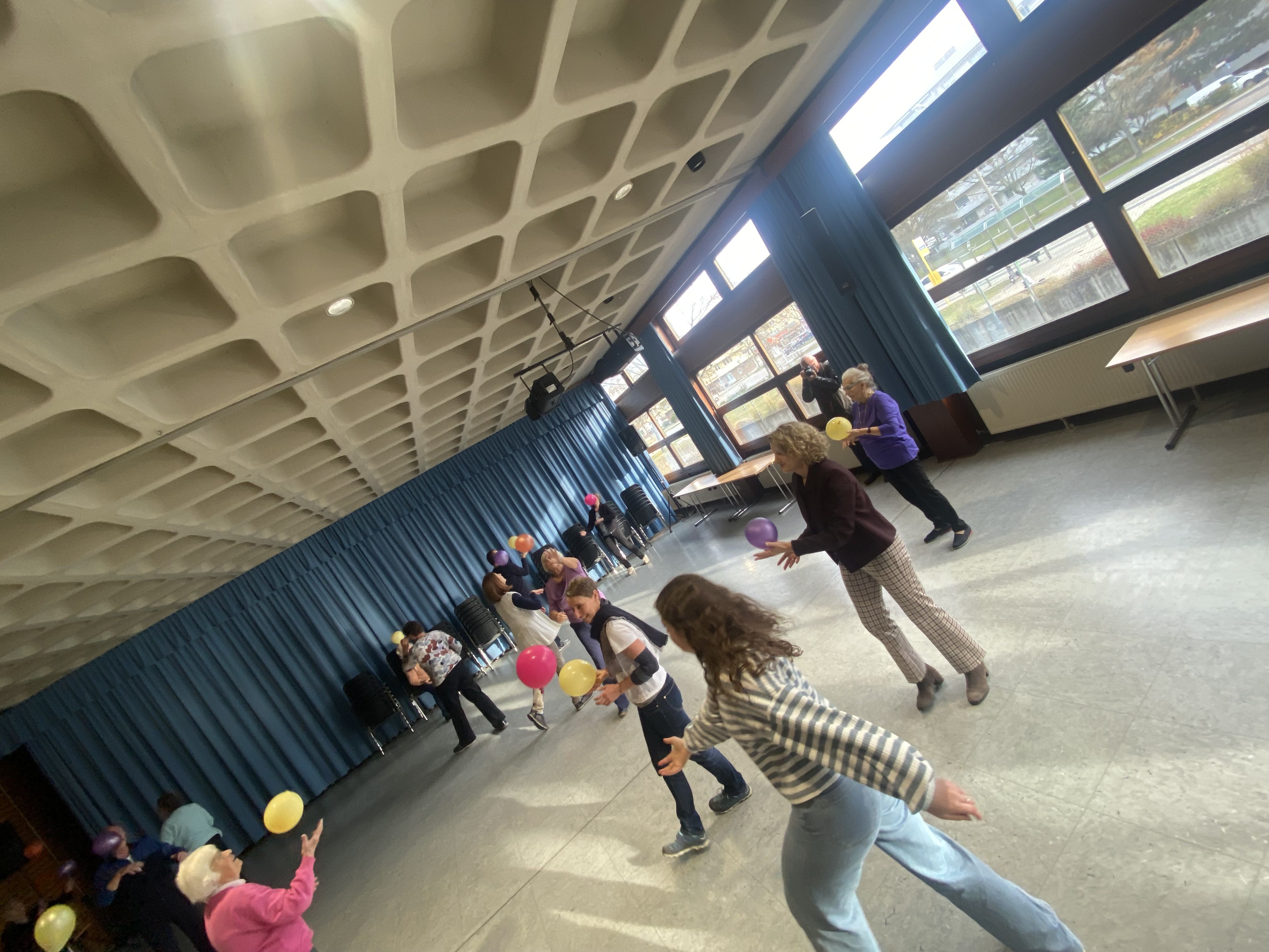 Fotografie – Bürgermeisterin Astrid Freudenstein beim Besuch des Kurses GESTALT