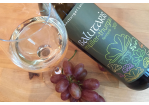 Fotografie: Salutaris-Flasche mit Glas und Weintrauben
