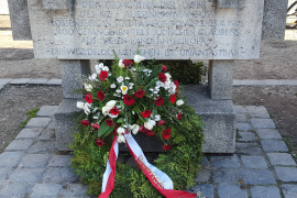 Virtueller Gedenkweg - Station 1 - Blumenkranz vor dem Gedenkstein 