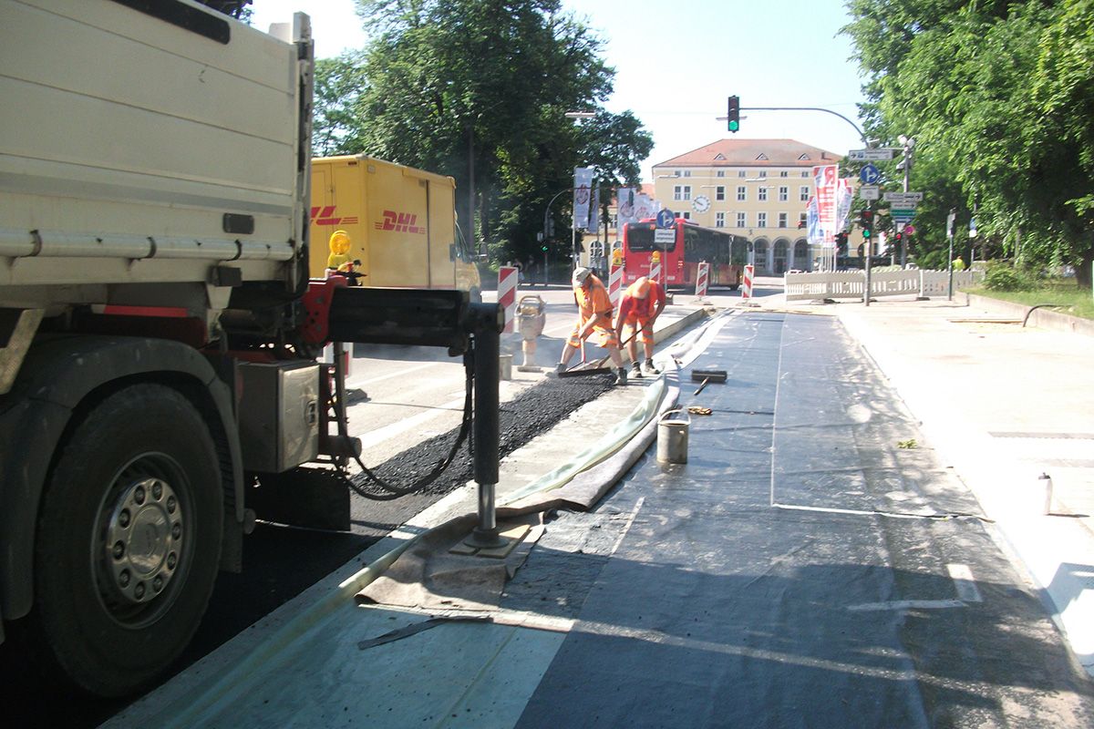 Asphaltierungsarbeiten beim Bau von barrierefreien Haltestellen entlang der Maximilianstraße