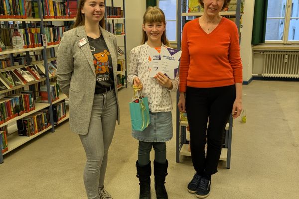 Irina Rakos, Mitarbeiterin der Stadtbücherei, Annabell Lohr, unsere Wettbewerbssiegerin, sowie Henriette Wich, Jurymitglied © R. Lohr