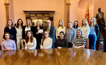 Fotografie: Die Schulgruppe wurde am letzten Tag im Aberdeener Rathaus von Lord Provost David Cameron persönlich empfangen.