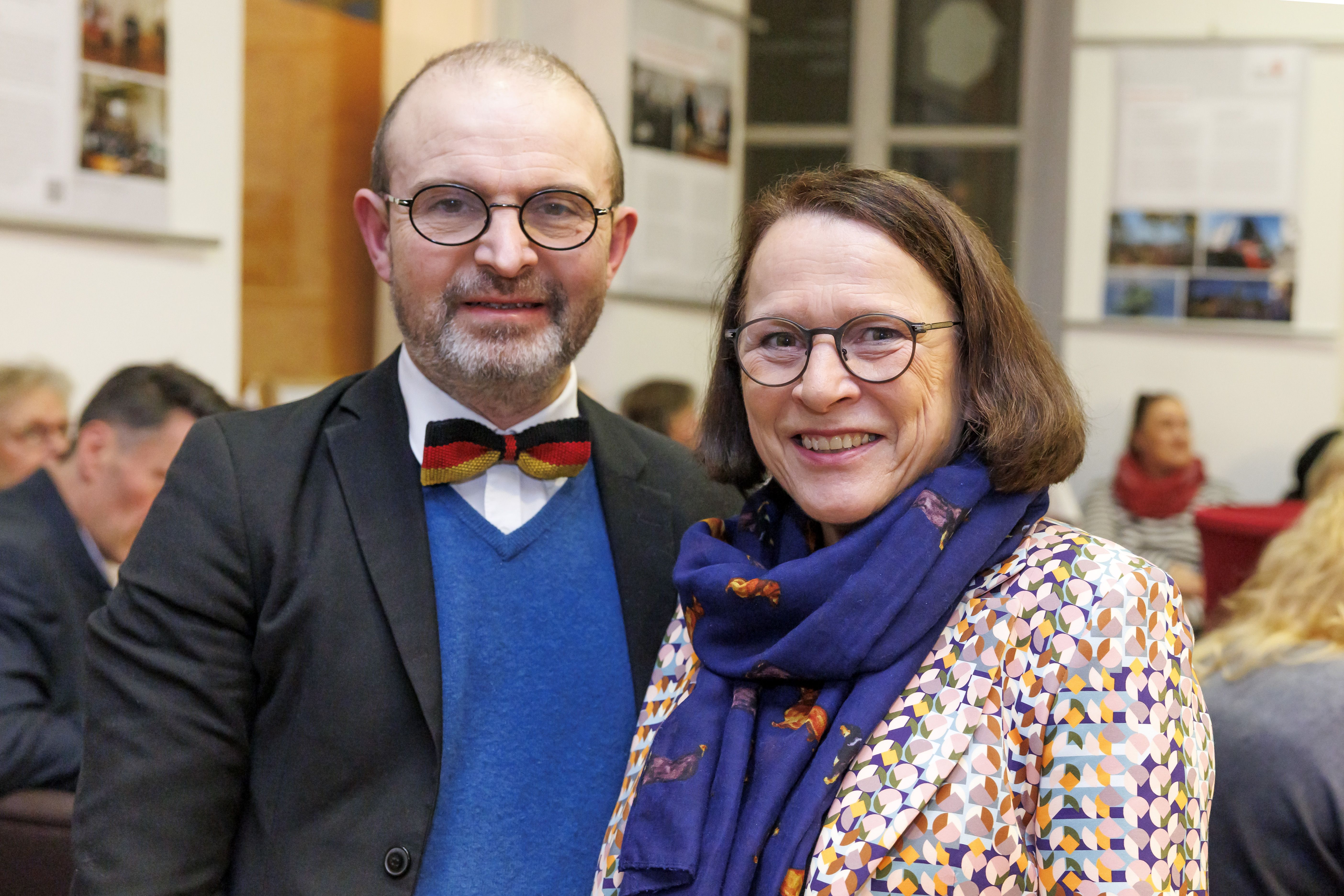 Fotografie – Oberbürgermeisterin Gertrud Maltz-Schwarzfischer mit dem Stellv. Generalkonsul Frankreichs, Pierre Clouet.
