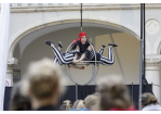Fotografie – zwei Akrobatinnen turnen miteinander in der Luft auf einem Aktrobatikgerät