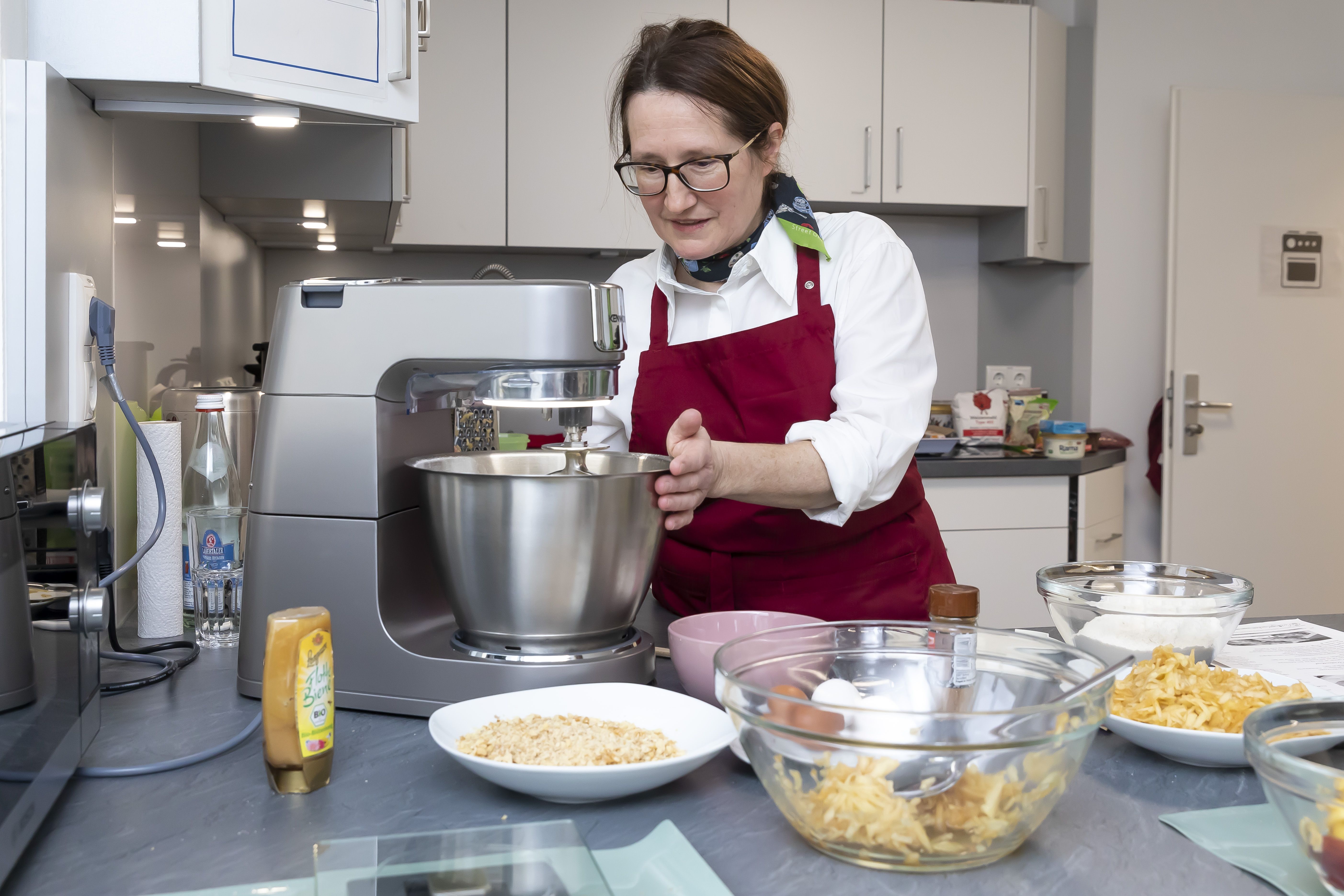 Fotografie - Frau beim kochen 