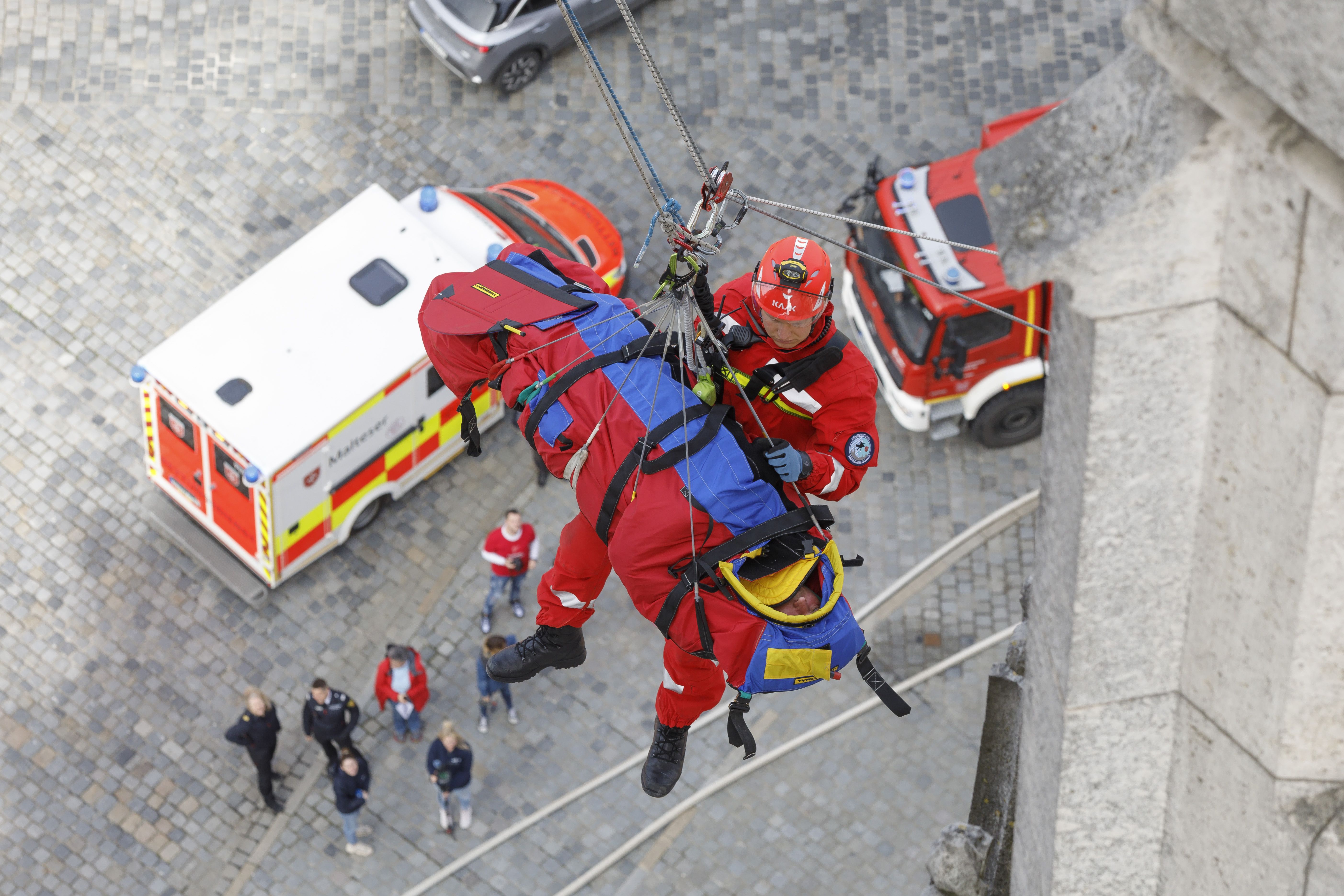 Höhenretter beim Abseilen der verletzten Person