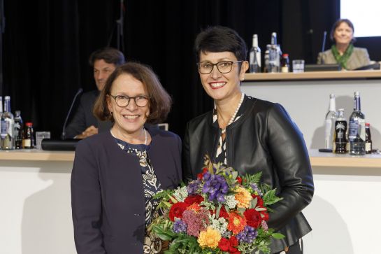 Fotografie: Dr. Sabine Kellner-Mayrhofer (r.) mit Oberbürgermeisterin Gertrud Maltz-Schwarzfischer 