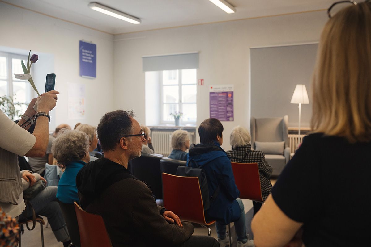 Fotografie - Besuchende der Lesung Frauen denken - Frauen schreiben - Frauen lesen, Texte großer Denkerinnen gelesen von Frauen des BFBM e.V. (BusinessFrauen im freien Beruf und Management) in der Stadtbücherei 