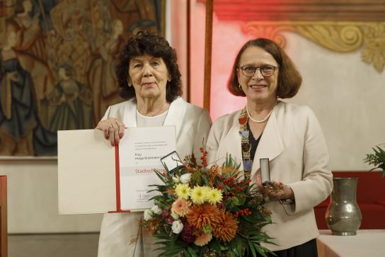 Fotografie: Helga Brielmaier-Löffel mit Oberbürgermeisterin  Gertrud Maltz-Schwarzfischer