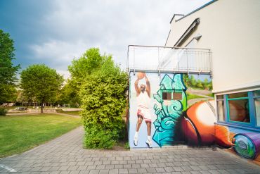 Foto vom Außengelände - Die Ansicht zeigt ein Basketball-Graffiti 