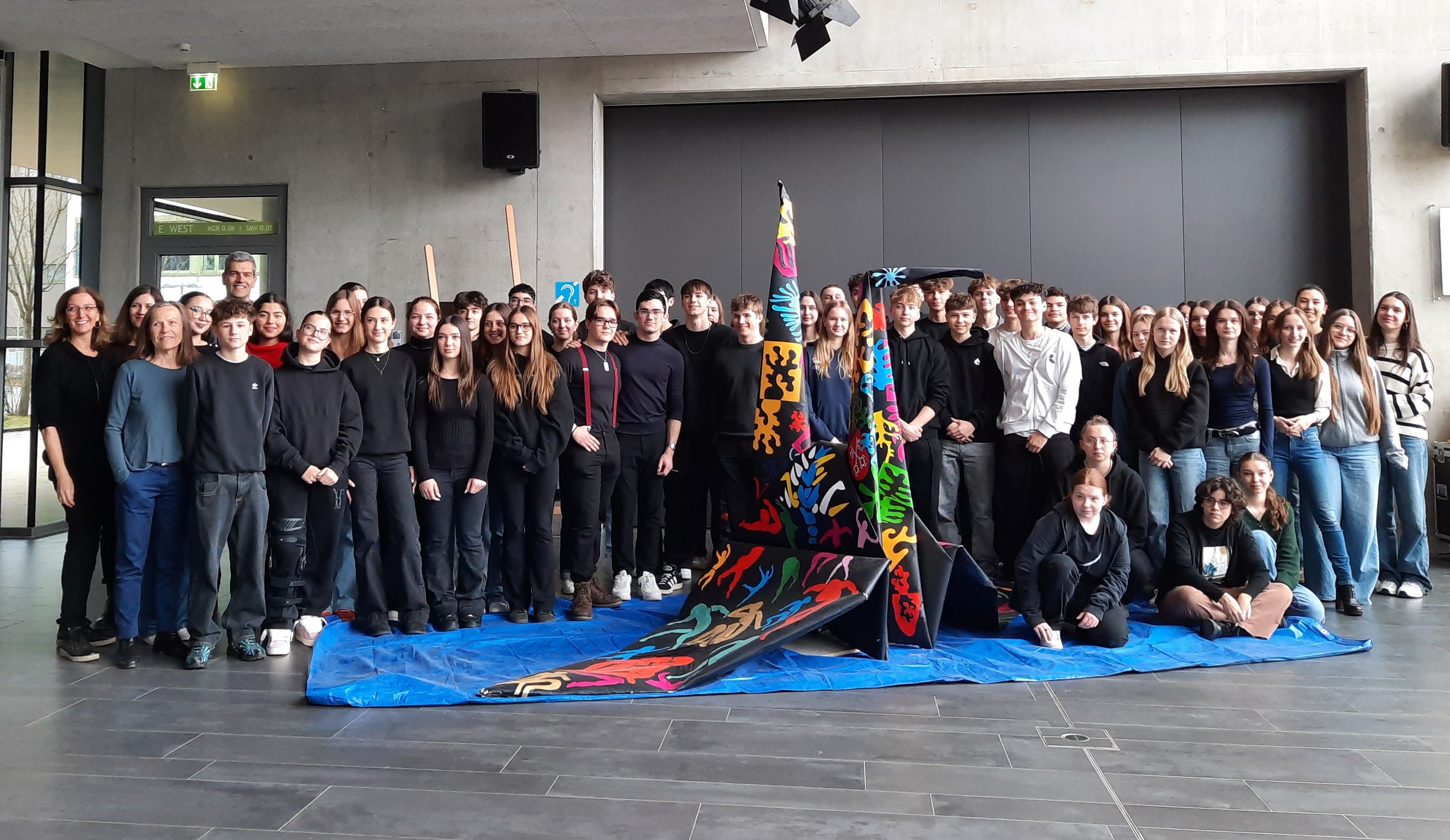 1 Gruppenbild mit Schülern und Kranich