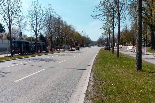 Fotografie - Dieses Foto zeigt den derzeitigen Straßenquerschnitt des Rennweges. Da der Rennweg auf Höhe des Rennplatzes Breiten zwischen 10 und 12 Metern aufweist, kann eine 3 Meter breite und ca. 95 Meter lange Mittelinsel zur Verkehrssicherheit errichtet werden. 