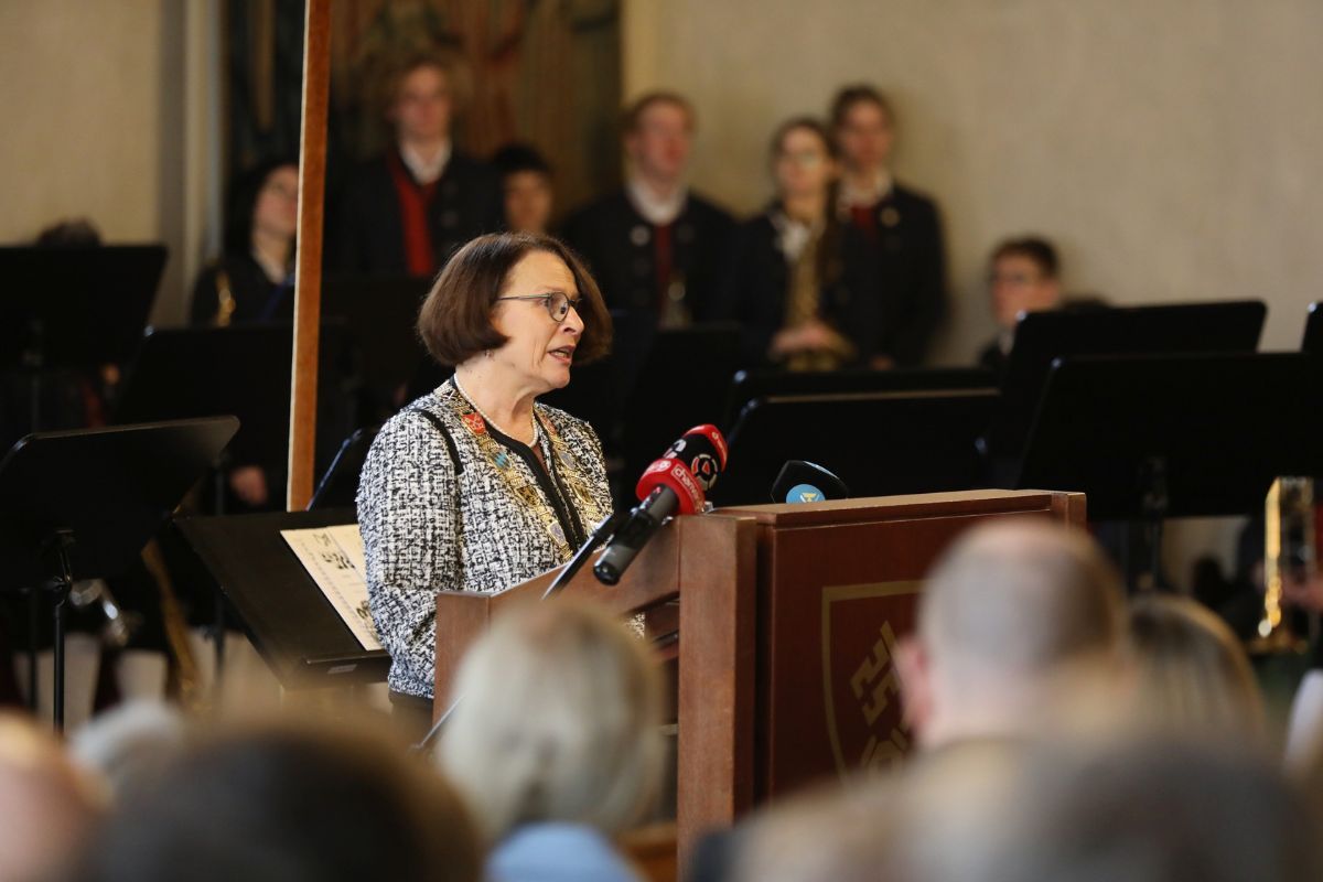 Fotografie - Neujahrsempfang 2024 - Oberbürgermeisterin Gertrud Maltz-Schwarzfischer am Rednerpult