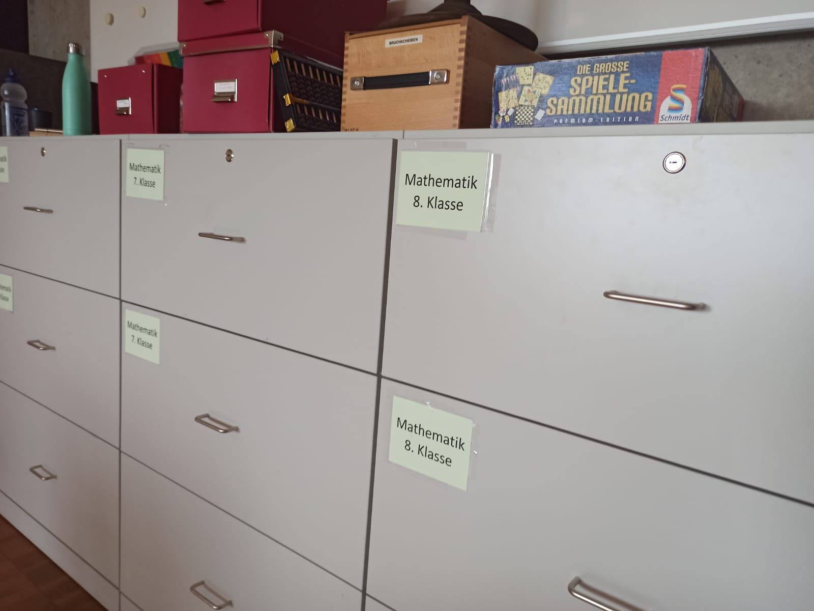 Wenn ein Schüler einen nicht aktuellen Stoff wiederholen will, kann ihm der anwesende Fachlehrer jederzeit geeignetes Material heraussuchen.