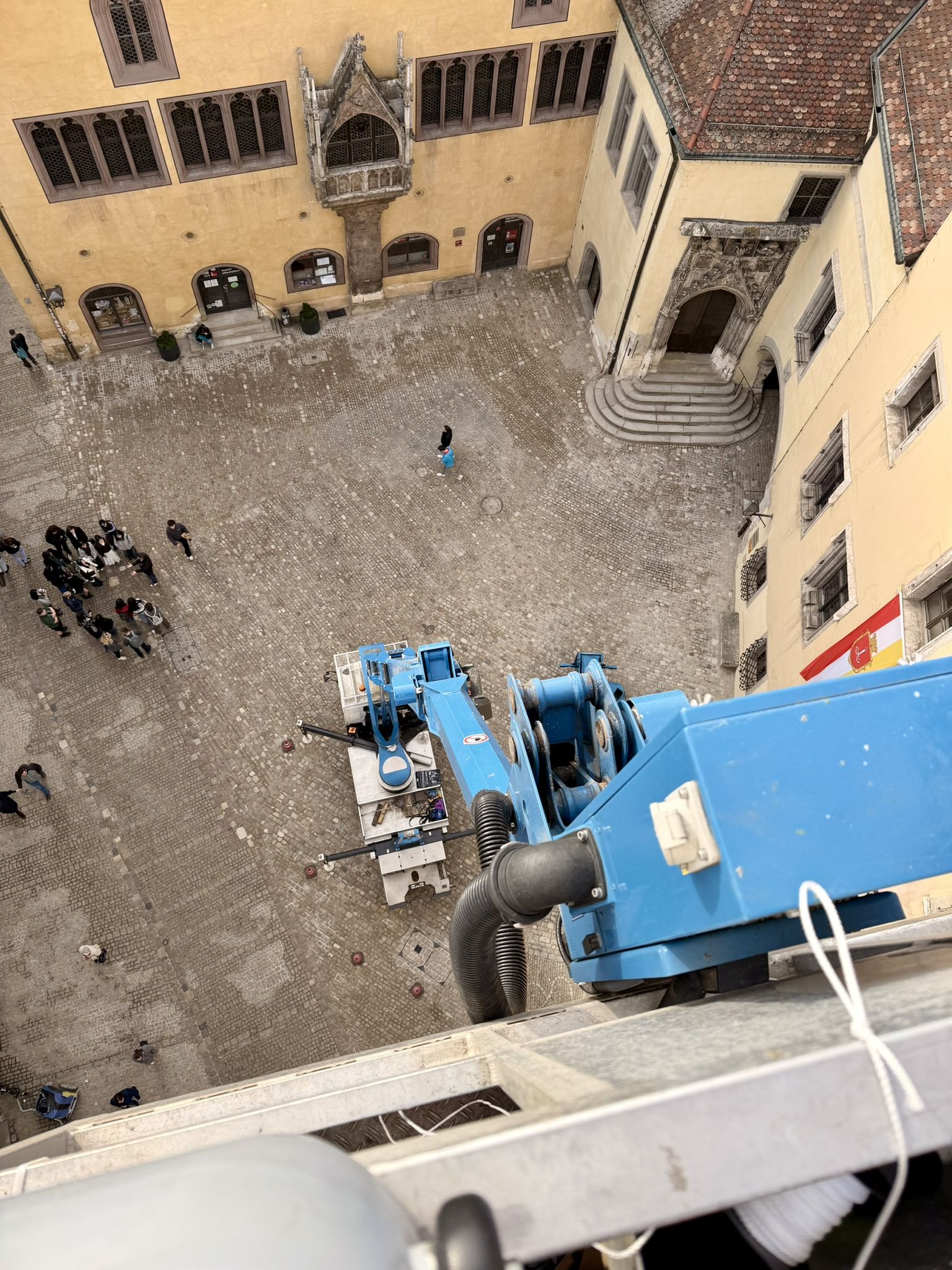 Fotografie – Montage mit einem Kran am Rathausplatz