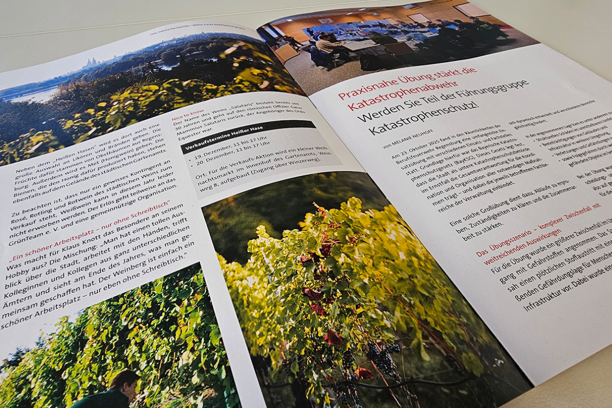 Fotografie -Aufgeschlagenes Magazin „Intern“ mit Artikeln über Weinbau und Katastrophenschutz sowie Fotos von Weinreben.