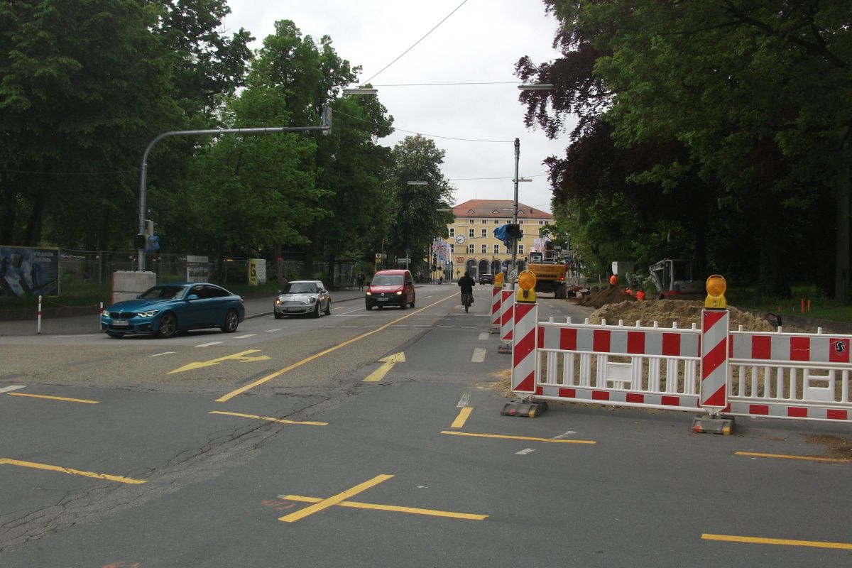 Bau der Fundamente von drei barrierefreien Wartehäuschen entlang der südlichen Maximilianstraße