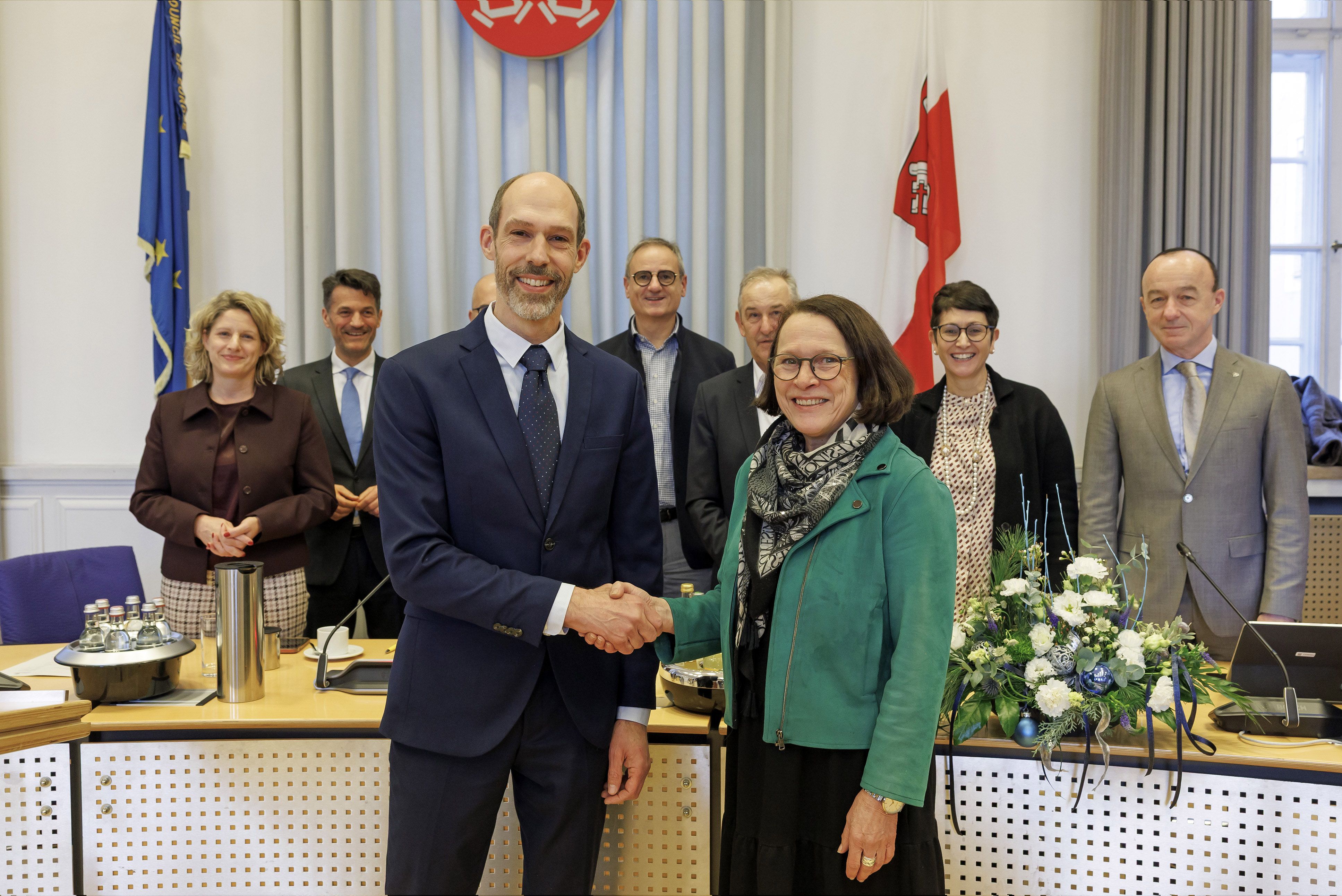 Fotografie – Oberbürgermeisterin Gertrud Maltz-Schwarzfischer gratuliert Dr. Patrick Veit