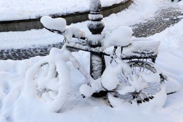 Fotografie – Eingeschneites Fahrrad lehnt an Laternenmast (C) Bilddokumentation Stadt Regensburg Fahrradfahren im Winter - Eingeschneites Fahrrad