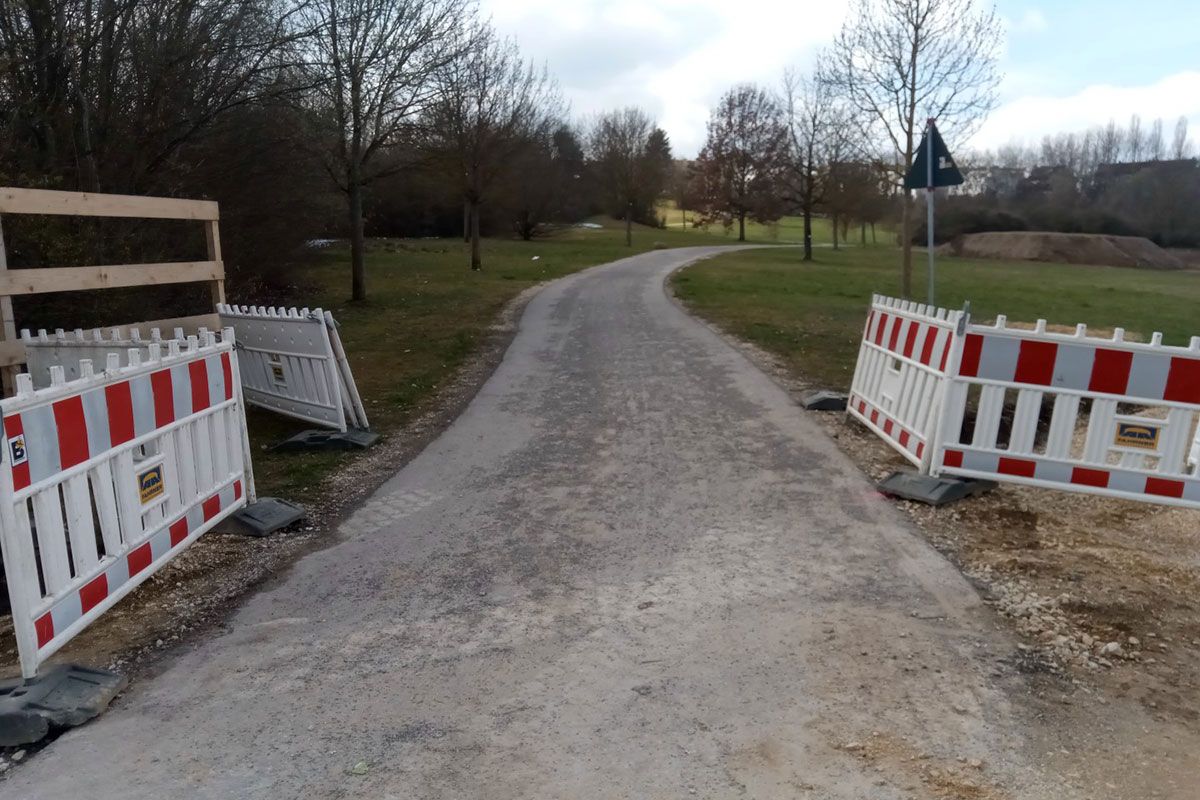 Fotografie - Baustraße - Absicherung eines kreuzenden Spazierweges