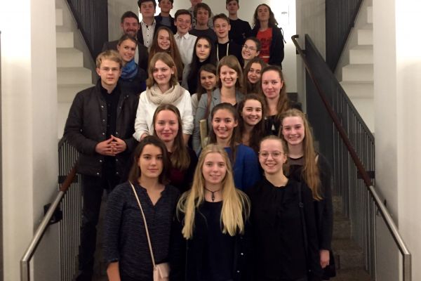 Die Musikkurse Q11 (OStRin V. Frieß, OStR S. Glas)