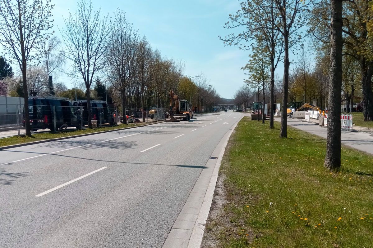 Fotografie - Dieses Foto zeigt den derzeitigen Straßenquerschnitt des Rennweges. Da der Rennweg auf Höhe des Rennplatzes Breiten zwischen 10 und 12 Metern aufweist, kann eine 3 Meter breite und ca. 95 Meter lange Mittelinsel zur Verkehrssicherheit errichtet werden. 