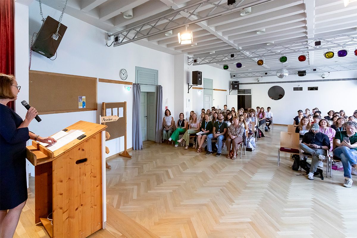 Fotografie – Oberbürgermeisterin Gertrud Maltz-Schwarzfischer eröffnet die 4. Internationale Jugendkonferenz in Regensburg