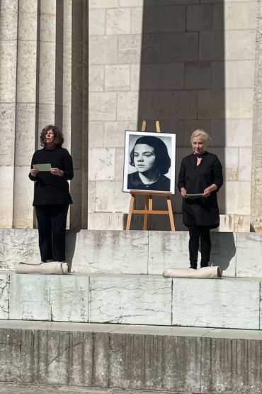 Freiheit! - Nie wieder Krieg - Performance zum 100. Geburtstag von Sophie Scholl - Fotografie - Auf dem Bild sind zwei Frauen auf den Stufen der Walhalla zu sehen (links im Bild Susanne Niemann, rechts Regina Hellwig-Schmid), dazwischen ein Bild von Sophie Scholl, Mitglied der Weißen Rose