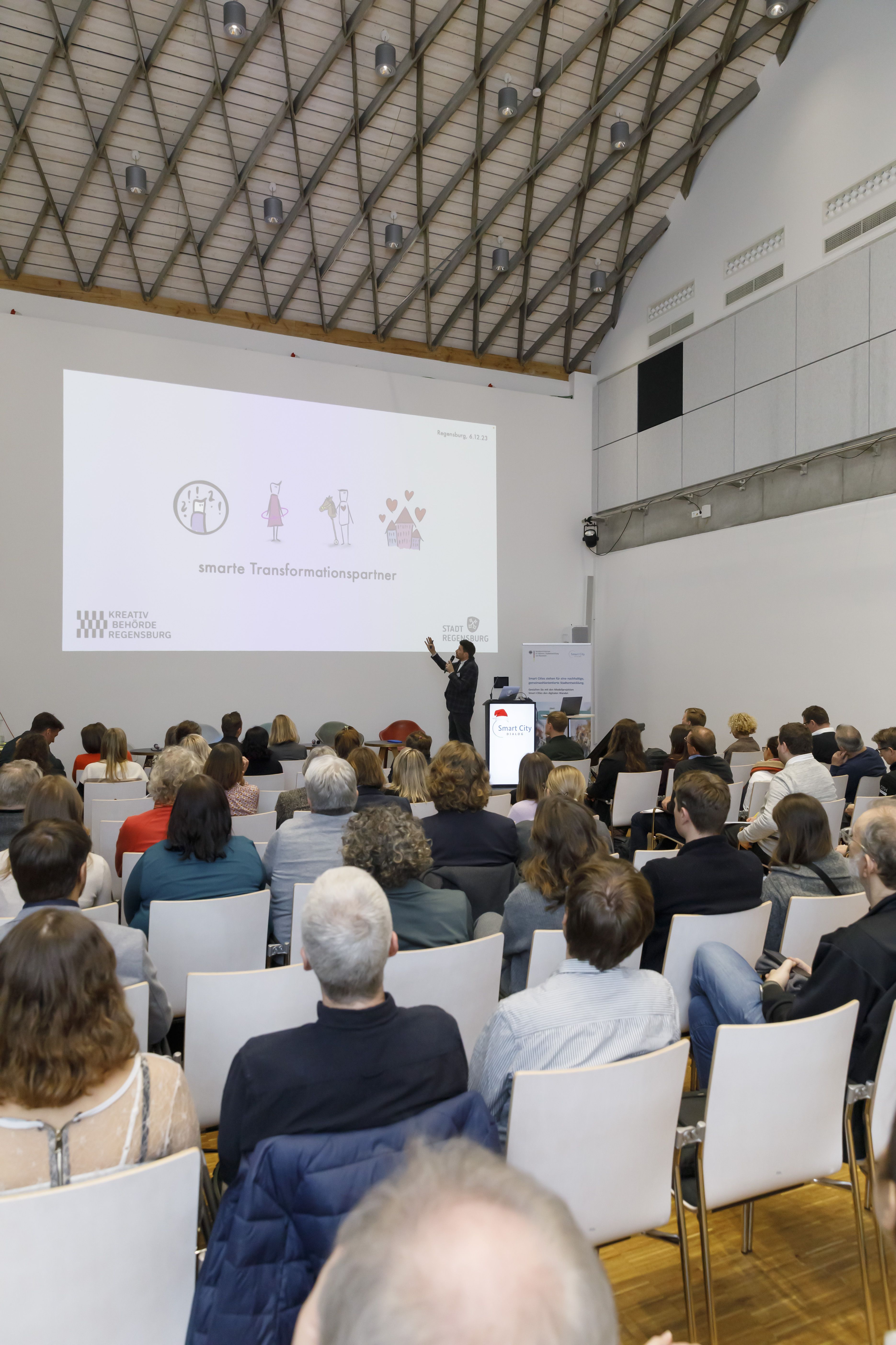 Sebastian Knopp hielt eine Keynote auf der Regionalkonferenz und präsentierte dabei auf der Bühne eine PowerPoint Präsentation. 