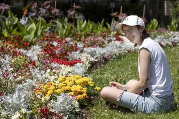 Fotografie: Theresa Ranieri zählt auf einem Versuchsbeet im Ostpark die „Besucher“ auf den eigens gesetzten Pflanzen.