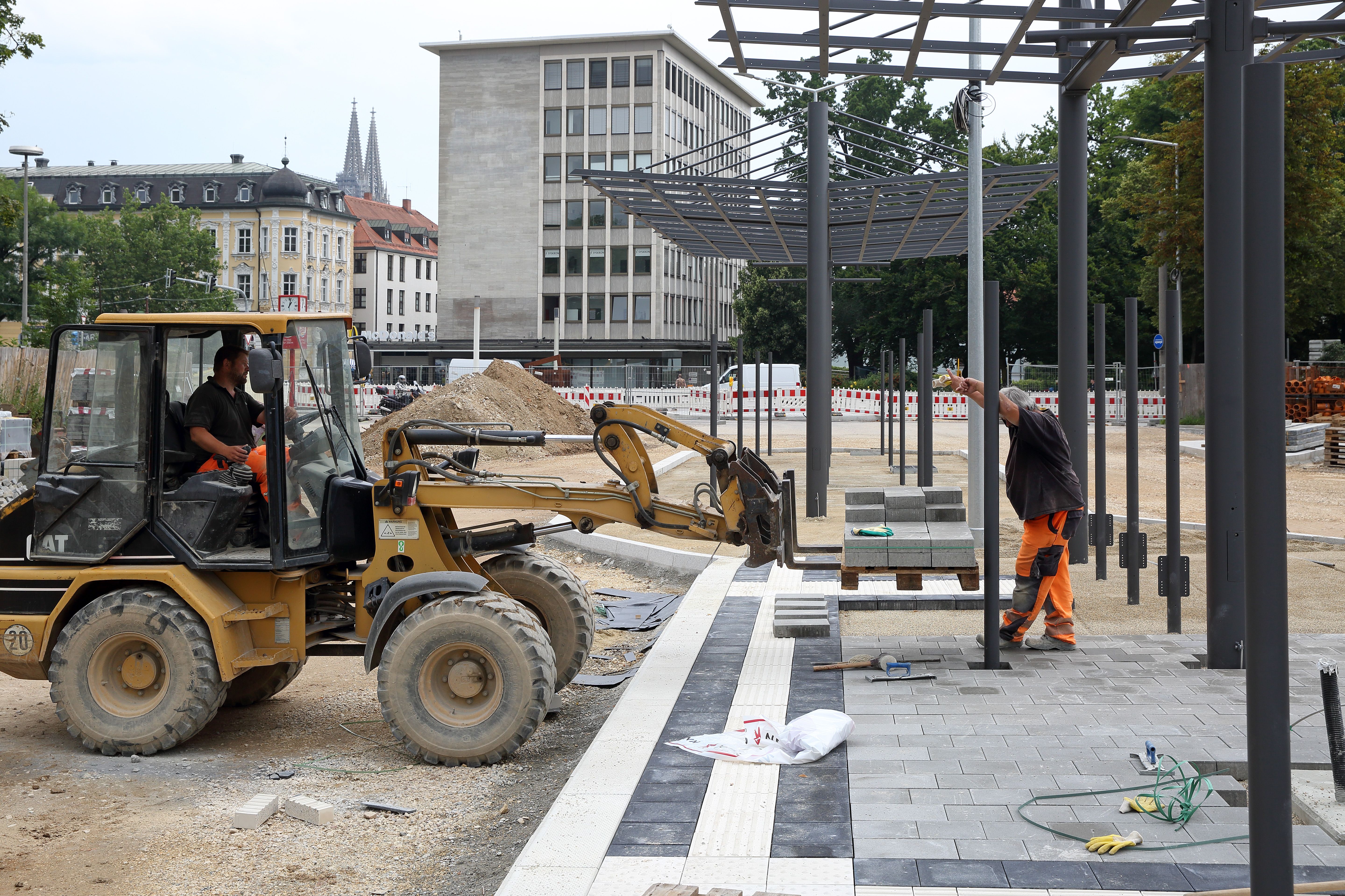 Errichten der Mittelinsel mit taktilen Elementen für Sehbehinderte