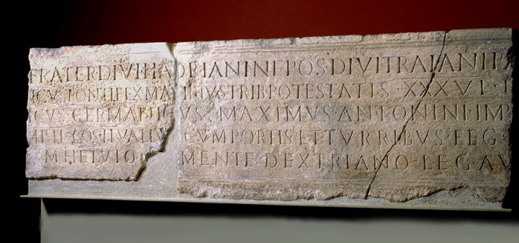 Fotografie: Bauinschrift des Osttors der Legionslagers. Kaiser Mark Aurel ließ 179 an der Grenze seines Reichs zu den Germanen, in einem befestigten Truppenstützpunkt eine Legion Soldaten stationieren. 