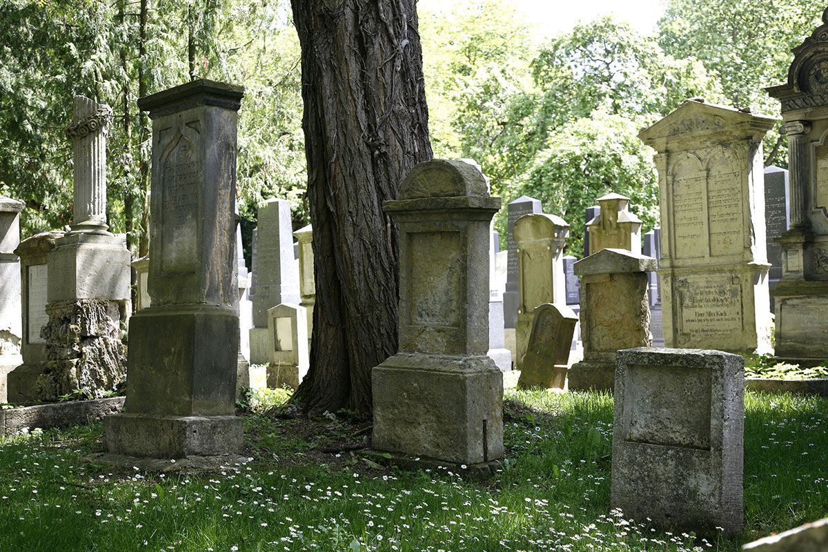 Fotografie - Grabsteine auf jüdischem Friedhof