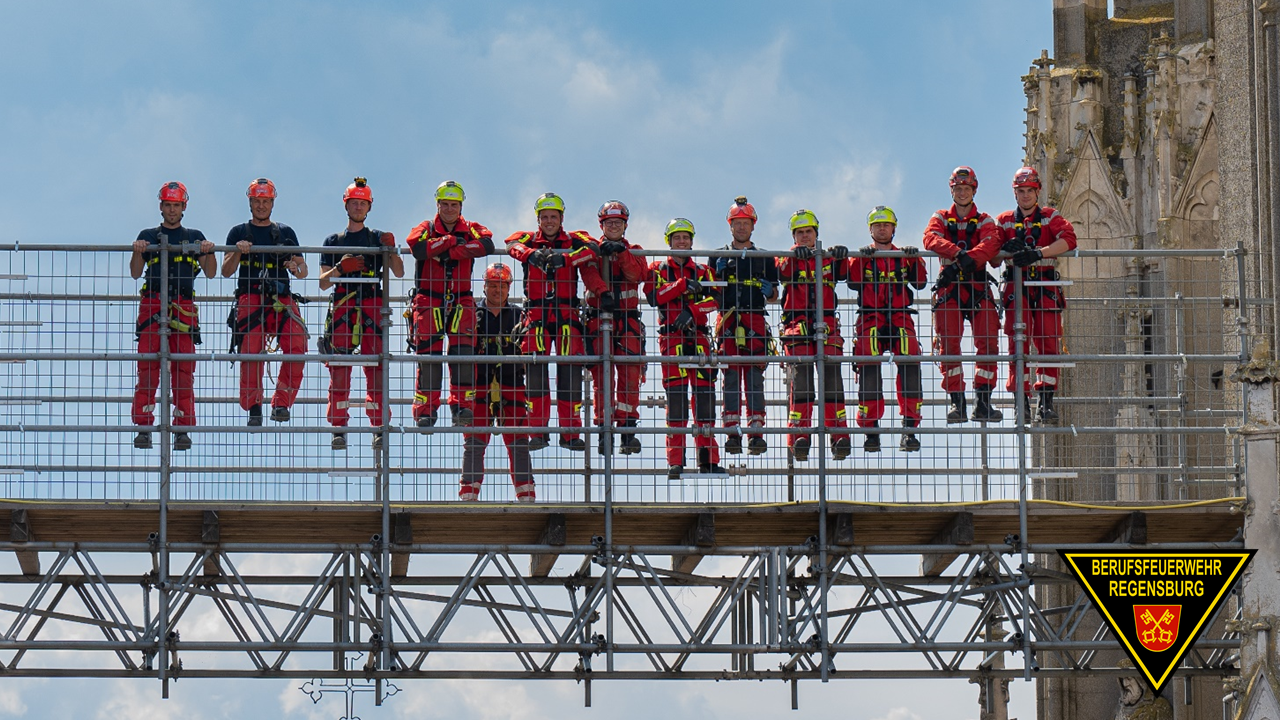 Nahaufnahme der Teilnehmer auf der Gerüstbrücke zwischen den Domtürmen